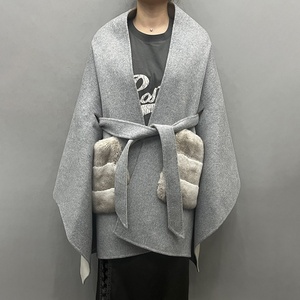 Jancoco Nuovo Arrivo Mantella <span class=keywords><strong>in</strong></span> Lana Bicolore <span class=keywords><strong>con</strong></span> Cintura, <span class=keywords><strong>Cappotto</strong></span> di Lusso <span class=keywords><strong>in</strong></span> Vera Lana <span class=keywords><strong>con</strong></span> Tasche <span class=keywords><strong>in</strong></span> <span class=keywords><strong>Pelliccia</strong></span> di Coniglio Rex - Product Image 1