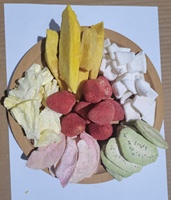 Fruits mélangés lyophilisés, tranches de fraises, mangues, bananes, pommes, collations de fruits sucrés prêtes à manger en emballage sous vide