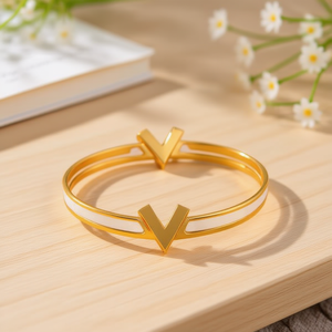 Bracciale Angelina in acciaio inossidabile con lettera V placcata in oro per donna, regalo di gioielleria alla moda - Product Image 4