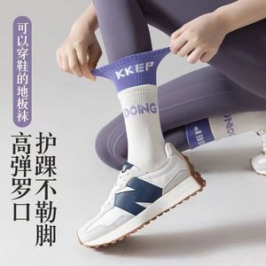 Chaussettes de yoga antidérapantes professionnelles neuves avec logo OEM, chaussettes de Pilates, chaussettes mi-mollet, chaussettes de sport mi-longues, chaussettes de sol de couleur unie - Product Image 2