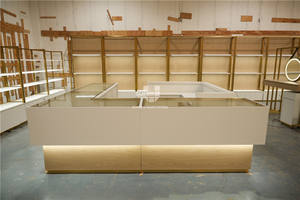 Meubles de Salon de Coiffure Personnalisés en Bois pour Extensions Capillaires, Aménagement Intérieur de Salon de Beauté, Étagère Murale Présentoir à Perruques en Acier Inoxydable Doré - Product Image 6