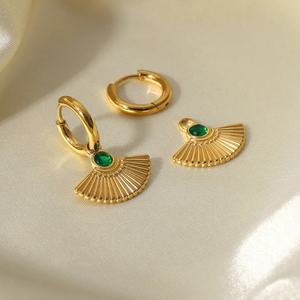 เครื่องประดับแฟชั่นเคลือบทอง 18k PVD ไม่ลอก ไม่ดำ ประดับเพทายสีเขียว ต่างหูห่วงรูปทรงเรขาคณิตสำหรับผู้หญิง - Product Image 6