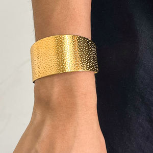 Bracelet large martelé J&D 2025, luxe discret, style industriel minimaliste, jonc ouvert, bijoux essentiels pour femmes - Product Image 2