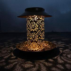 Mangeoire à oiseaux en métal faite à la main à énergie solaire - Mangeoire à colibris de qualité supérieure imperméable, éclairage de 6 à 12 heures, jardin extérieur - Product Image 4