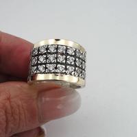 Meistverkaufter Ethnischer Retro Karierter Breiter Damenring aus Messing mit Edelsteinen 18K Vergoldet Kreatives Modisches Vintage-Design