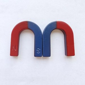 Aimant en fer à repose-pieds en <span class=keywords><strong>n</strong></span>éodyme AlNiCo en ferrite magnétique permanente en forme de U, rouge et bleu, à pôles <span class=keywords><strong>N</strong></span> et S, personnalisé, petit format, à prix avantageux, en vente - Product Image 1