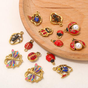 Galerie des créatures du jardin |   Pendentif en acier inoxydable plaqué or 18 carats PVD |   Charme en émail insecte papillon abeille <span class=keywords><strong>coccinelle</strong></span> <span class=keywords><strong>et</strong></span> colibri - Product Image 4