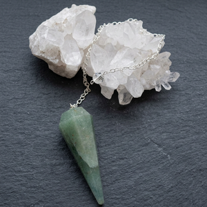 Péndulo de Fluorita Verde Tallado, Pulido y Facetado en Forma de Lápiz, Gema Curativa de Feng Shui, Artículo Coleccionable - Product Image 2