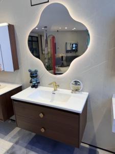 Ensemble de meuble-lavabo moderne en bois massif flottant avec miroir à éclairage tactile et fonctions anti-buée - Product Image 5