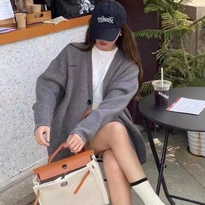 2024 primavera nueva Alta Calidad Color sólido suelto cuello en V diseño de un solo bolsillo estilo universitario moda mujer cárdigan de punto - Product Image 4