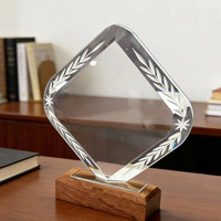 Trophées en cristal vierges en gros du fabricant, trophée pentagramme 3D gravé avec base en bois