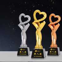 Souvenirs sportifs Cadeaux Trophée personnalisé Plaque Résine Or Argent Bronze Cristal Coeur Trophée Trophées en forme de coeur