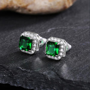 Boucles d'oreilles clous carrées classiques, zircon vert taille princesse, sertissage griffe halo, alliage de zinc, bijoux de mode pour femme, modèle E671 - Product Image 3