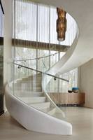 Escalier en colimaçon en verre au design simple, escalier hélicoïdal moderne pour intérieur avec marches en bois