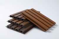 Plancher composite en WPC brossé antidérapant noir contemporain, imperméable, avec système d'assemblage par emboîtement pour usage extérieur