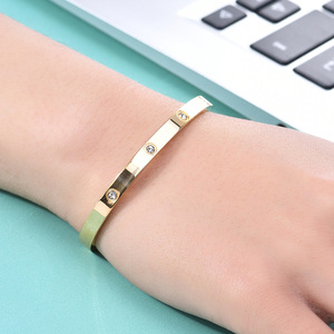 Bracelet unisexe en acier inoxydable plaqué or 18 carats, serti de diamants de 5 mm en forme de C, style européen et américain, cadeau idéal. - Product Image 2