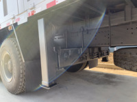 Grue montée sur camion 4x4 de 8 tonnes à haute efficacité et robuste, avec flèche articulée et stabilisateurs hydrauliques pour la manutention de marchandises tout-terrain
