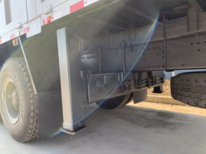 Grue montée sur camion 4x4 de 8 tonnes à haute efficacité et robuste, avec flèche articulée et stabilisateurs hydrauliques pour la manutention de marchandises tout-terrain - Product Image 6