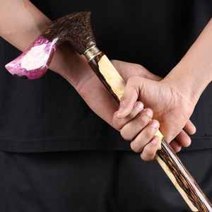 Bastón de madera artesanal con detalles de resina que ofrece funcionalidad y un atractivo estético - Product Image 4