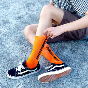 Calzini da Uomo Personalizzati con Logo, Bianchi e <span class=keywords><strong>Arancioni</strong></span>, in Cotone a Costine, Design Sportivo Unisex - Product Image 3