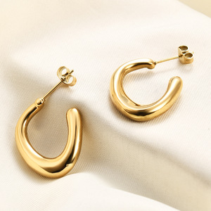 Boucles d'oreilles clous géométriques en forme de U en acier inoxydable doré 21 mm, boucles d'oreilles créoles tendance - Product Image 1