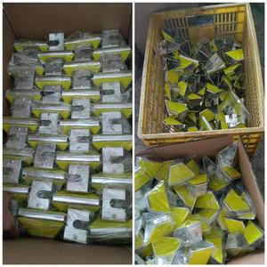 Barrera de barandilla delineadora reflectante de carretera hecha de aluminio trapezoidal PMMA Material de acero de grado de diamante alto - Product Image 4