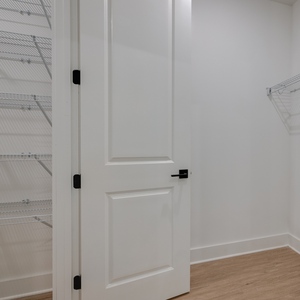 Puerta Interior Moderna de 2 Paneles, Tipo Sanker, Núcleo Hueco, Madera Blanca Preimpregnada para América del Norte - Product Image 4