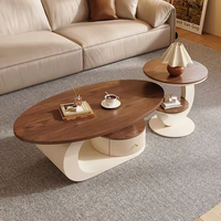 Table basse ronde moderne de style crème et noyer clair avec rangement intégré pour petit salon