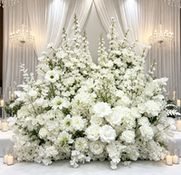 Rangée de fleurs artificielles blanches avec eucalyptus, arrangement floral en soie fini pour la décoration d'allées de mariage et de fêtes