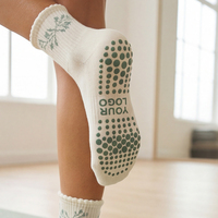 Chaussettes de yoga et de pilates pour femmes avec logo jacquard personnalisé, chaussettes de sport en coton antidérapantes, service OEM tendance