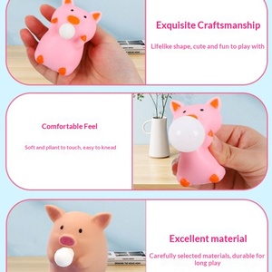 Poupée anti-stress en TPR Cochonnet qui souffle des bulles avec fonction musicale et à pincer pour enfants de 14 ans et plus, jouet de bureau en tissu nylon - Product Image 1