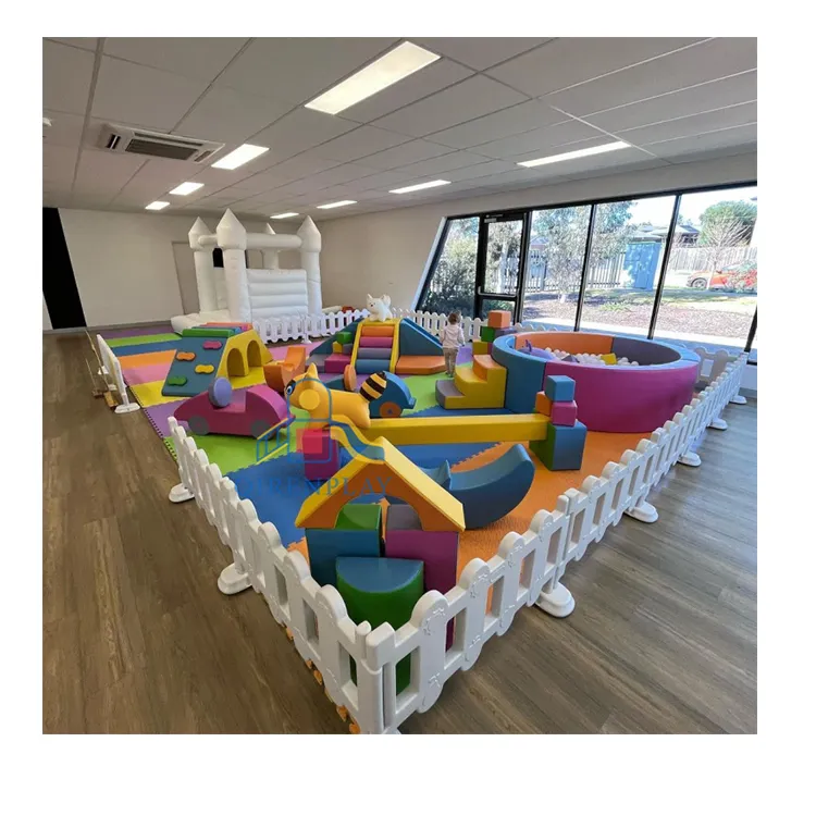 Colorido restaurante interior niños centro de entretenimiento decoración inflable equipo de juego suave con tobogán de pozo de bolas