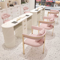 Ensemble de table de manucure moderne blanche avec cadre doré de luxe, chaise de salon de manucure en velours, bureau à ongles ovale ondulé, station de manucure pour salon de beauté