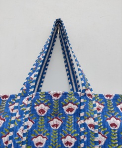 Sac fourre-tout matelassé Boho à bandoulière en coton écologique avec logo floral personnalisable pour les achats personnalisés du week-end en semaine - Product Image 2