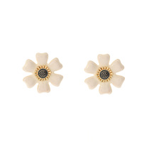 Pendientes de tuerca de lujo de alta gama para mujer, de aleación de zinc, con diseño retro de margarita blanca y aguja de plata, accesorios únicos para la oreja
