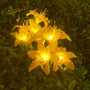 Le incantevoli luci a LED con bouquet di gigli simulati portano romanticismo in ambienti all'aperto per le feste di matrimonio feste natalizie