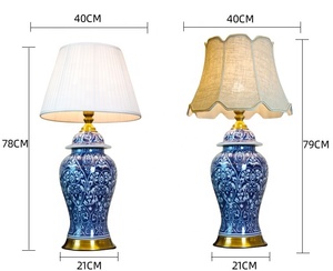 Lampe de table en céramique de grande taille, blanche et bleue, pour bureau d'étude - Product Image 4