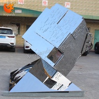 Sculpture géométrique moderne sur mesure en acier inoxydable 304 poli miroir pour la décoration des places publiques extérieures des parcs technologiques et campus