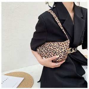 Bolsos de Mano de Mariposa al por Mayor, Bolsos de Hombro de Nailon Baratos para Mujer, Bolsos de Axila Vintage para Dama J0101 - Product Image 2