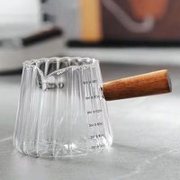 Mini-pichet à lait en verre borosilicate avec poignée en bois, marquages de mesure, design moderne et minimaliste