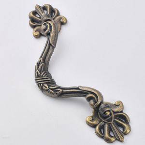 Poignée de porte d'armoire de style antique en alliage de zinc bronze, forme barre traditionnelle, espacement des trous de 111 mm, quincaillerie de meubles durable - Product Image 4