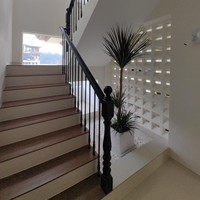 Rampe d'escalier moderne en alliage d'aluminium noir sans cadre à poteau unique pour terrasse