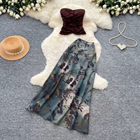 Ensemble deux pièces moulant pour femme, top bustier froncé et jupe midi à imprimé floral, idéal pour les vacances et le quotidien