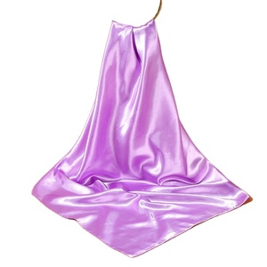 Foulard Quadrato di Lusso in Raso di Seta Nero con <span class=keywords><strong>Pois</strong></span> Bianchi e Design <span class=keywords><strong>a</strong></span> Rosa per Accessori Moda Capelli da Donna - Product Image 3