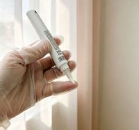 Tube de soin des mains blanc minimaliste OEM, contenant en plastique pour huile parfumée avec applicateur conique fin intégré