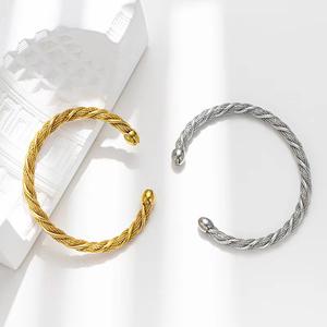 Europe et les États-Unis mode <span class=keywords><strong>bracelet</strong></span> <span class=keywords><strong>enroulé</strong></span> en <span class=keywords><strong>fil</strong></span> d'acier filles acier au titane de haute qualité ne se décolore pas bijoux ouverts 18k - Product Image 1
