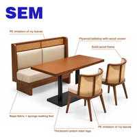 Ensemble de mobilier commercial moderne SEM pour restaurant : Canapé banquette en cuir et osier, table en bois pour café et hôtel, ensemble table et chaises