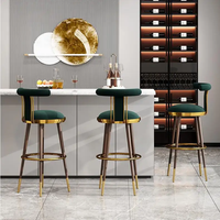 Tabouret de bar moderne de luxe en velours vert avec garniture en métal doré, pieds en bois massif, hauteur comptoir, chaise haute pour cuisine, bar à domicile, meubles