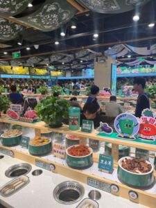 Convoyeur à bande pour fondue et sushis de haute qualité avec convoyeur à chaîne polyvalent et chaînes de convoyeur pour salle à manger - Product Image 4