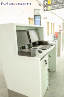 Comptoirs de Check-in d'Aéroport Modernes Blancs Personnalisés Haut de Gamme Écologiques Durables, Bureaux de Récupération Bagages en Acier Inoxydable pour Écoles